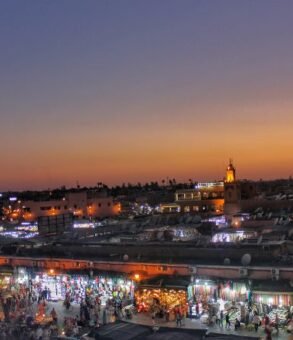 Jemaa el-Fnaa Square buzzing with Marrakech activities—perfect for 1 day in Marrakech. Discover free things to do in Marrakech, top Marrakech attractions, sights, and must-do experiences for all ages.