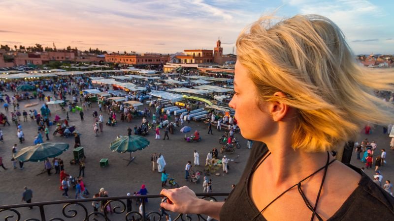 Watching the sunset from a rooftop restaurant is among the best things to do in Marrakech. A must-do experience combining Marrakech attractions, local charm, and unforgettable views in 1 day.