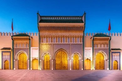 Marvel at the intricate doors of the Royal Palace of Fes (Dar al-Makhzen), an exquisite example of Moroccan artistry. A significant landmark and one of the top things to do in Fes.